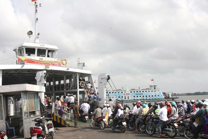 Những chuyến phà thương nhớ ở phương Nam - Kỳ 3: Đi mau kẻo trễ chuyến phà đêm qua bến bắc Cần Thơ