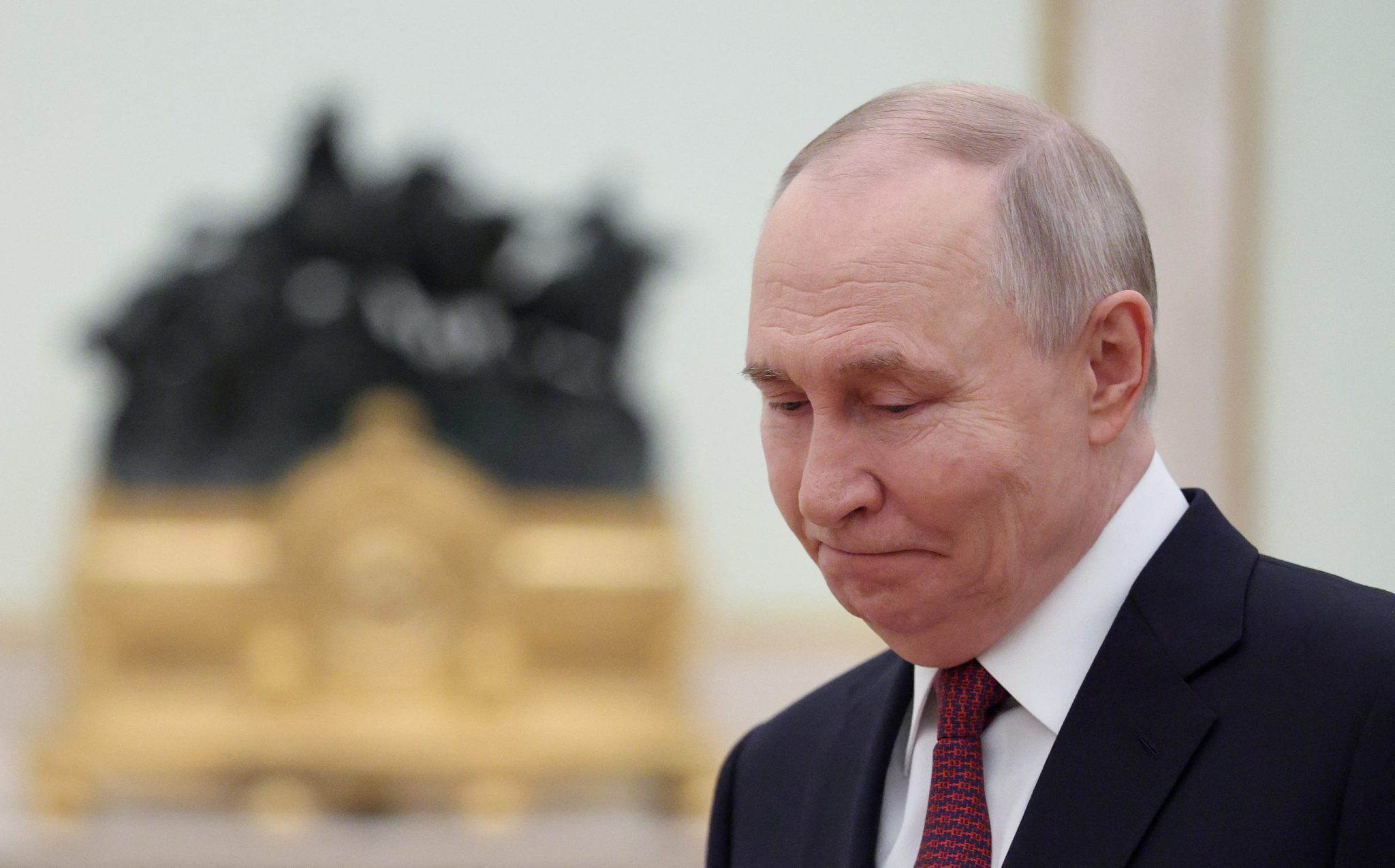 Russian officials are warning Putin that a financial crisis could arrive this summer, report says, while his war on Ukraine becomes too big to fail<br><br>