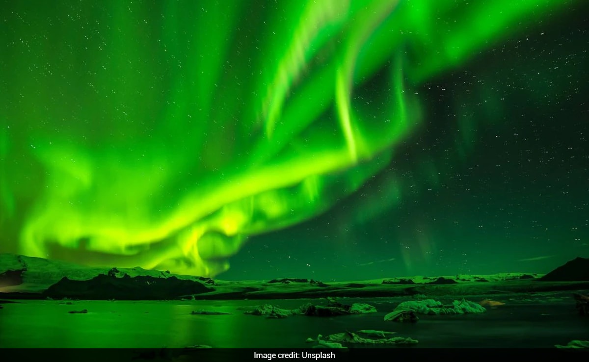 Study reveals why some auroras have breathtaking wave patterns