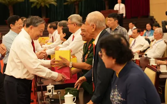 Tổng Bí thư tặng quà Tết cho gia đình chính sách, người có công tiêu biểu - Ảnh: TIẾN LONG