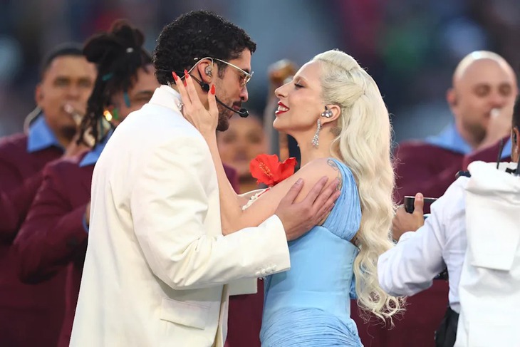 Bad Bunny diễn mãn nhãn ở Super Bowl, Ricky Martin và Lady Gaga bất ngờ xuất hiện