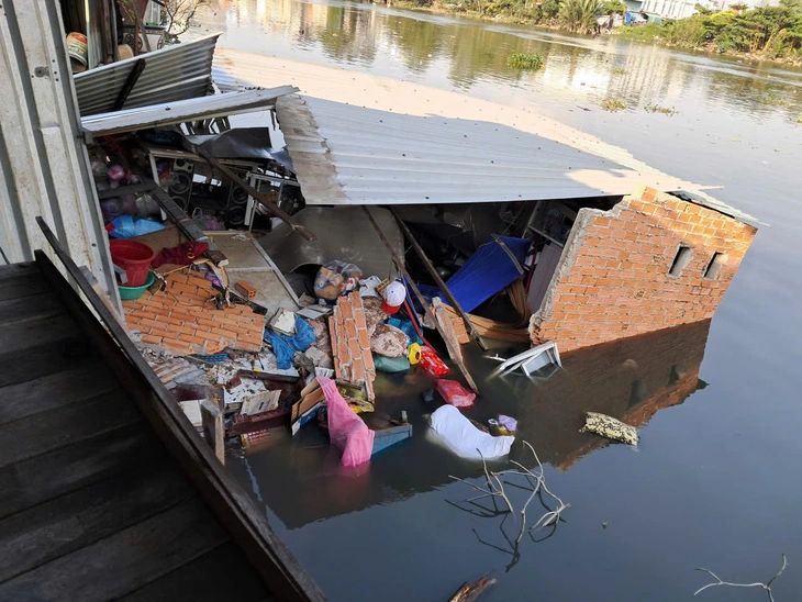 Căn nhà đổ sập xuống Rạch Ông Lớn, cứu được 2 người mắc kẹt