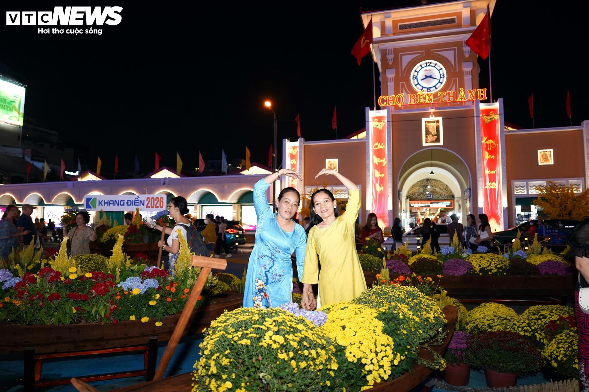 Người dân TP.HCM 'xuyên đêm' check-in Tết