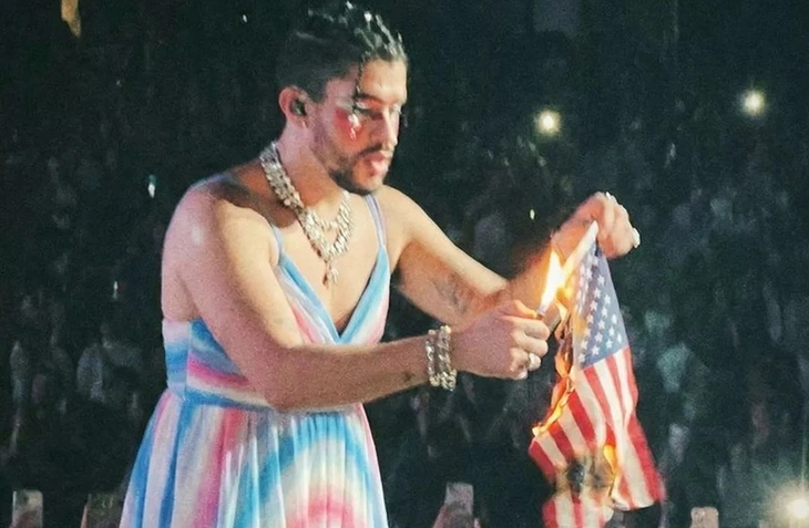 Nghệ sĩ Bad Bunny đốt cờ Mỹ trong màn trình diễn giữa giờ của Super Bowl?