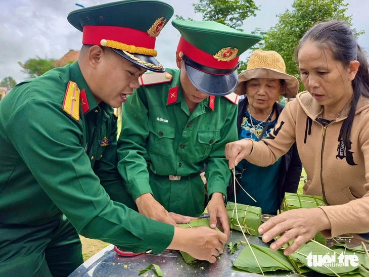 Bộ đội từng giúp sửa nhà cho dân tại vùng lũ Hòa Thịnh, nay trở lại tặng quà, vui Tết cùng bà con