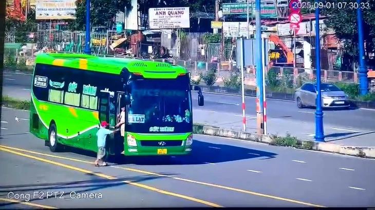 Xử phạt hai tài xế xe khách giường nằm đón khách sai quy định trên xa lộ Hà Nội