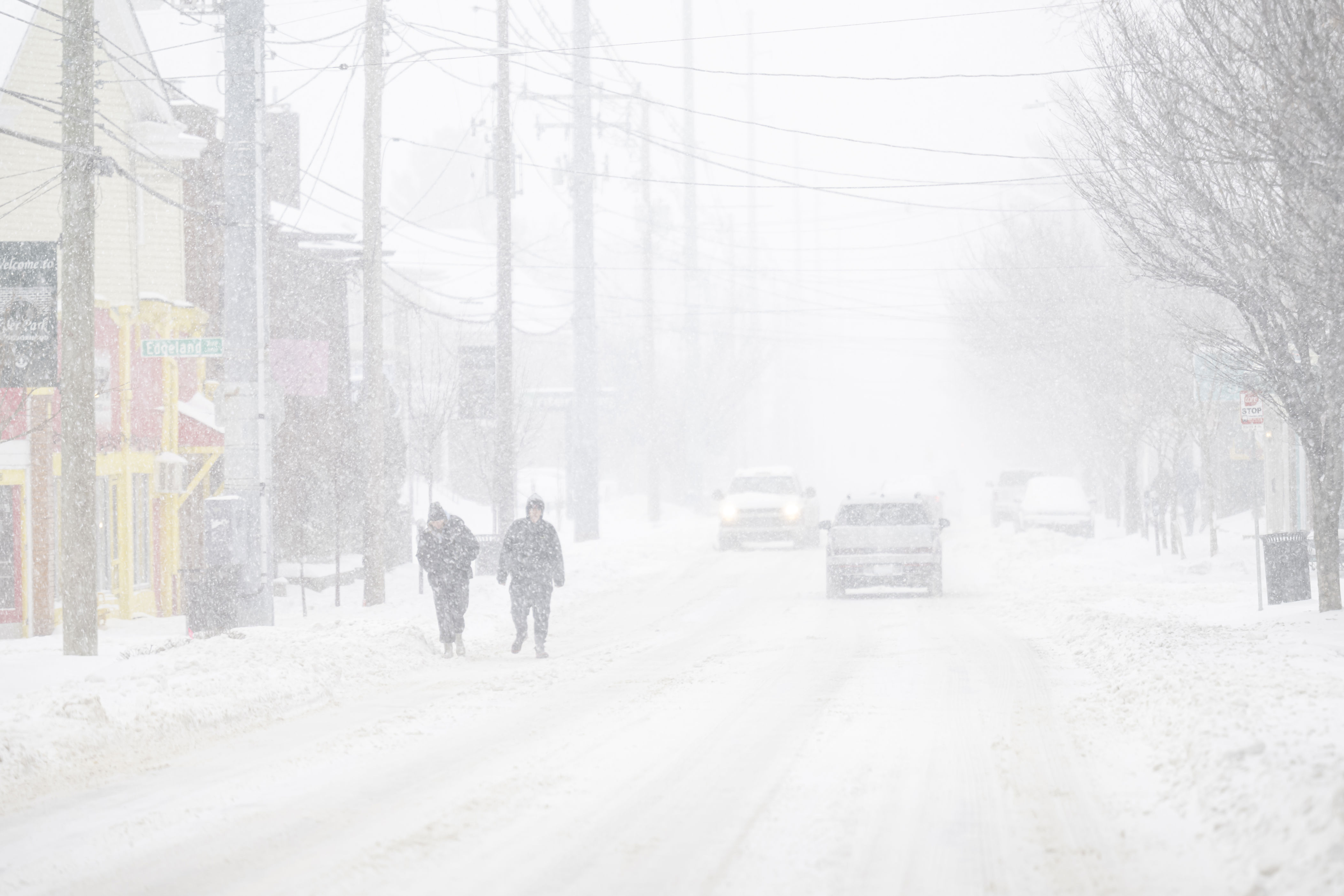 Winter storm warning brings 20 inches of snow — "Delay all travel"<br>