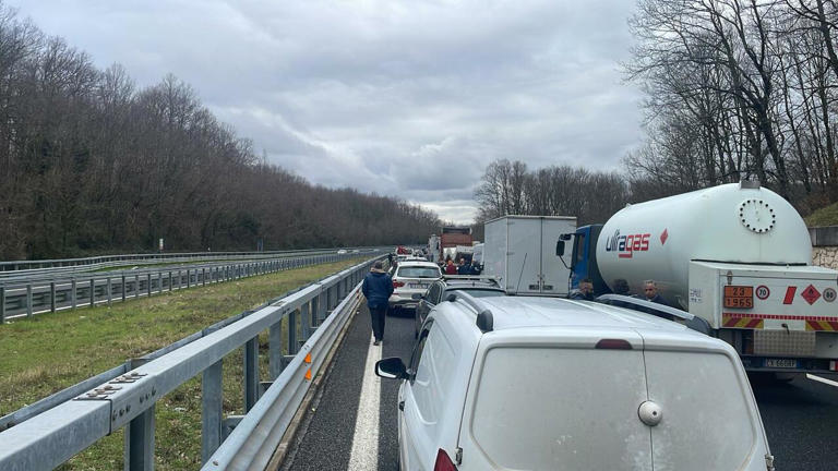 Incidenti lungo l'A2, auto tampona un tir: un morto e tre feriti ...