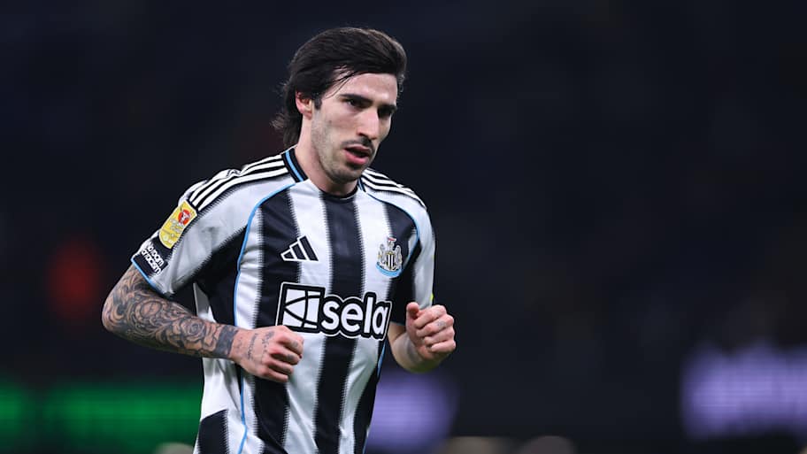 Sandro Tonali has plenty of admirers. | Robbie Jay Barratt/AMA/Getty Images