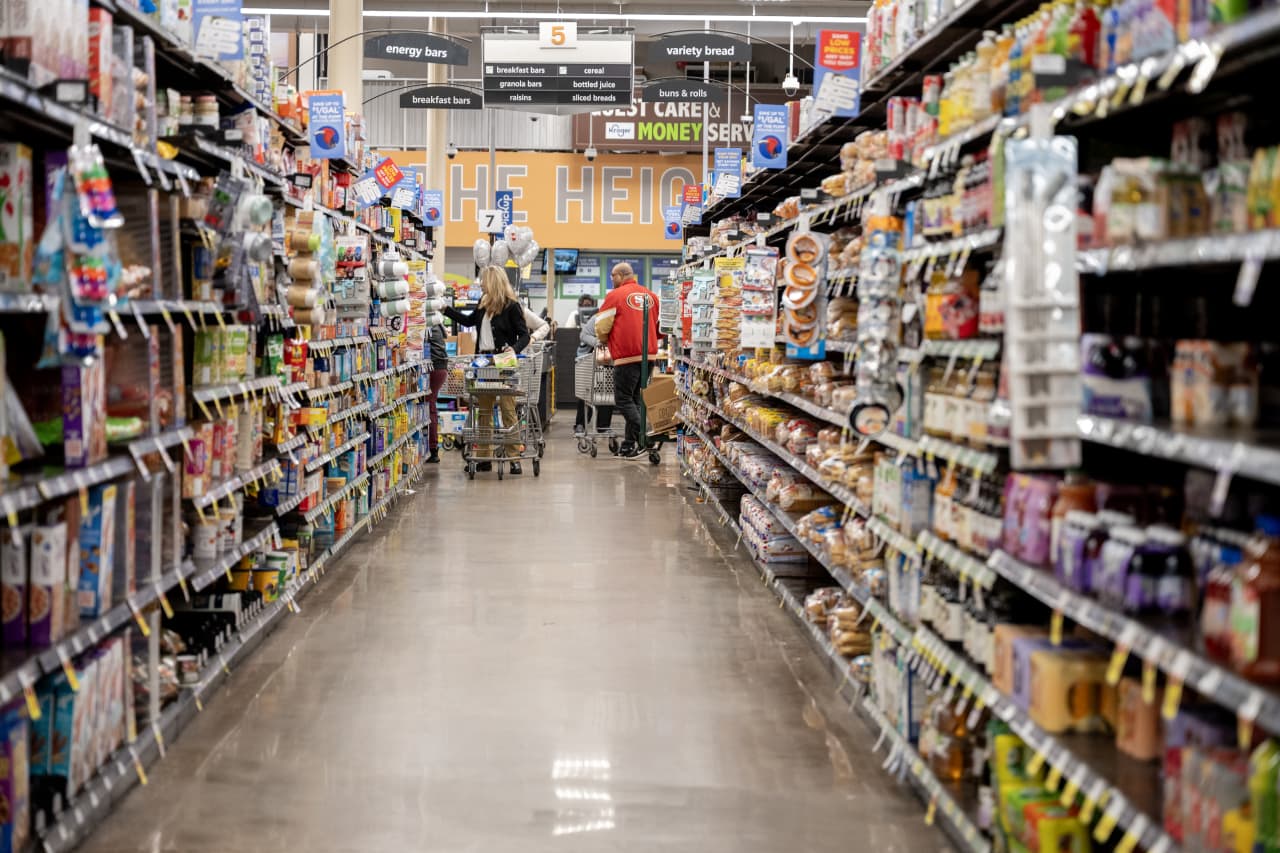 Kroger stock falls on earnings. Why the grocer is cutting sales guidance
