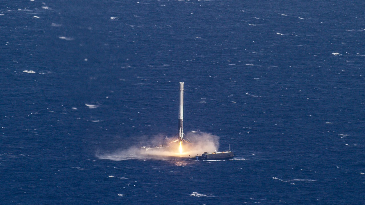 SpaceX restarts Falcon 9 flights with massive Starlink launch