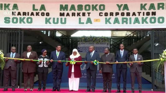 La présidente tanzanienne Samia Suluhu Hassan coupant le ruban lors de la cérémonie d'ouverturen du marché de Kariakoo.