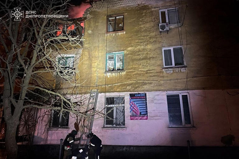 Ataques rusos matan a tres personas en Ucrania mientras Zelenskyy pide ayuda occidental para la defensa aérea