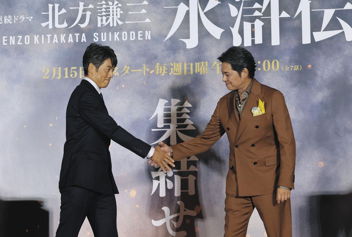 織田裕二、主演ドラマ「水滸伝」を「これほどのものは人生初」とアピール 共演の反町隆史と壇上でがっちり握手