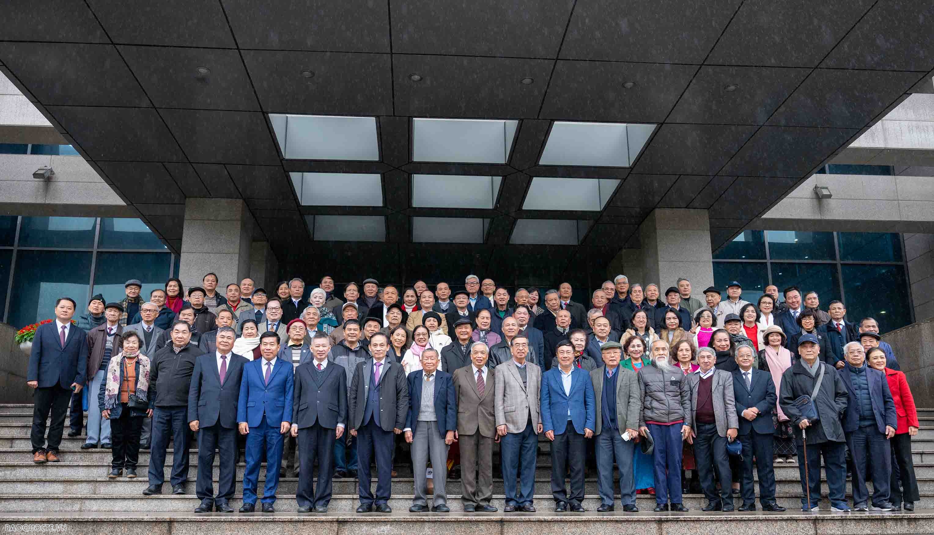 Bộ trưởng Ngoại giao Lê Hoài Trung gặp mặt mừng xuân, mừng thọ cán bộ hưu trí