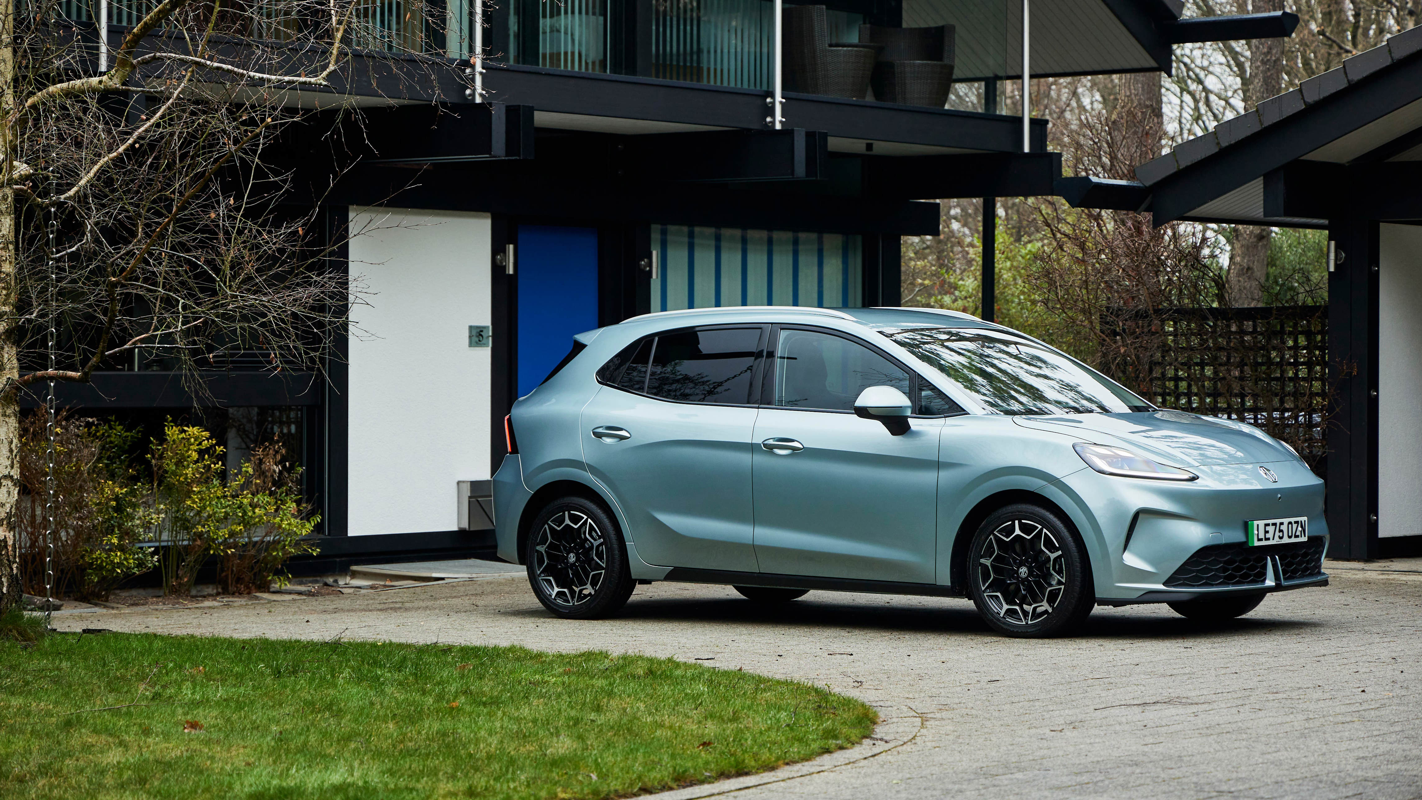 MG4 Urban Comfort 43 kWh Pebble Black main image 0