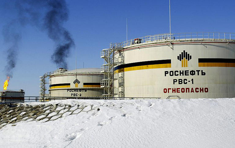 ARCHIVO: tanques de la petrolera estatal rusa OAO "Rosneft" en el yacimiento petrolífero de Priobskoye, cerca de Nefteyugansk, en Siberia occidental, cinco de abril de 2006. AP
