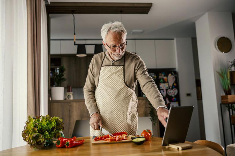 Kitchen problem could be 'early' sign of dementia, experts warn