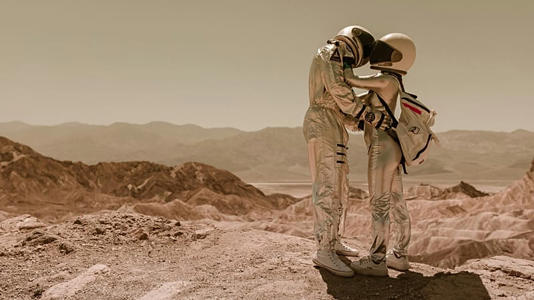 Para w strojach astronautów