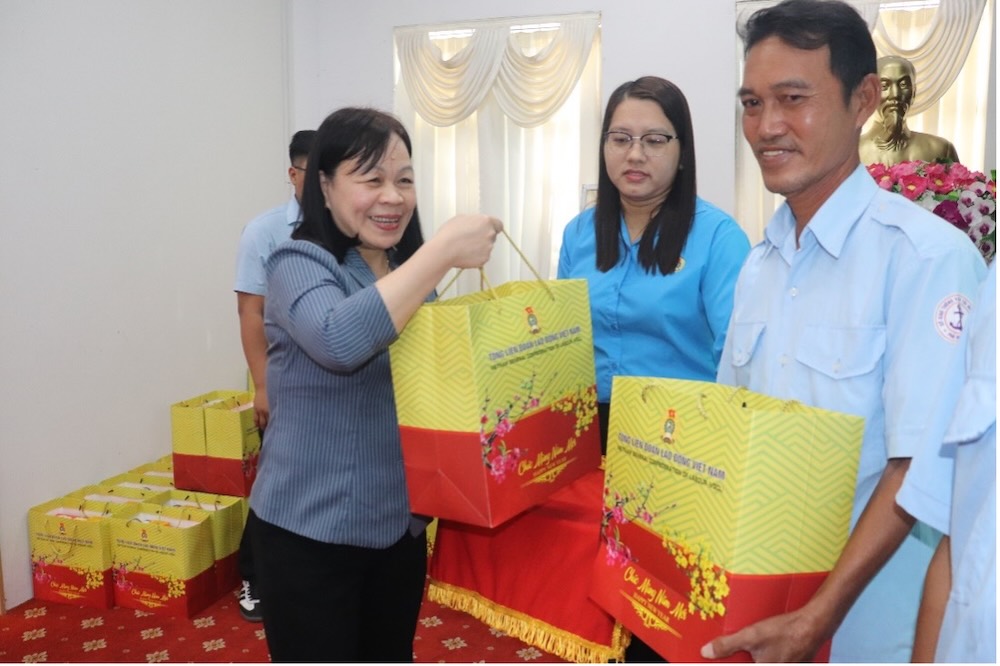 50 phần quà Tết được trao tay đoàn viên, người lao động ở Đồng Tháp