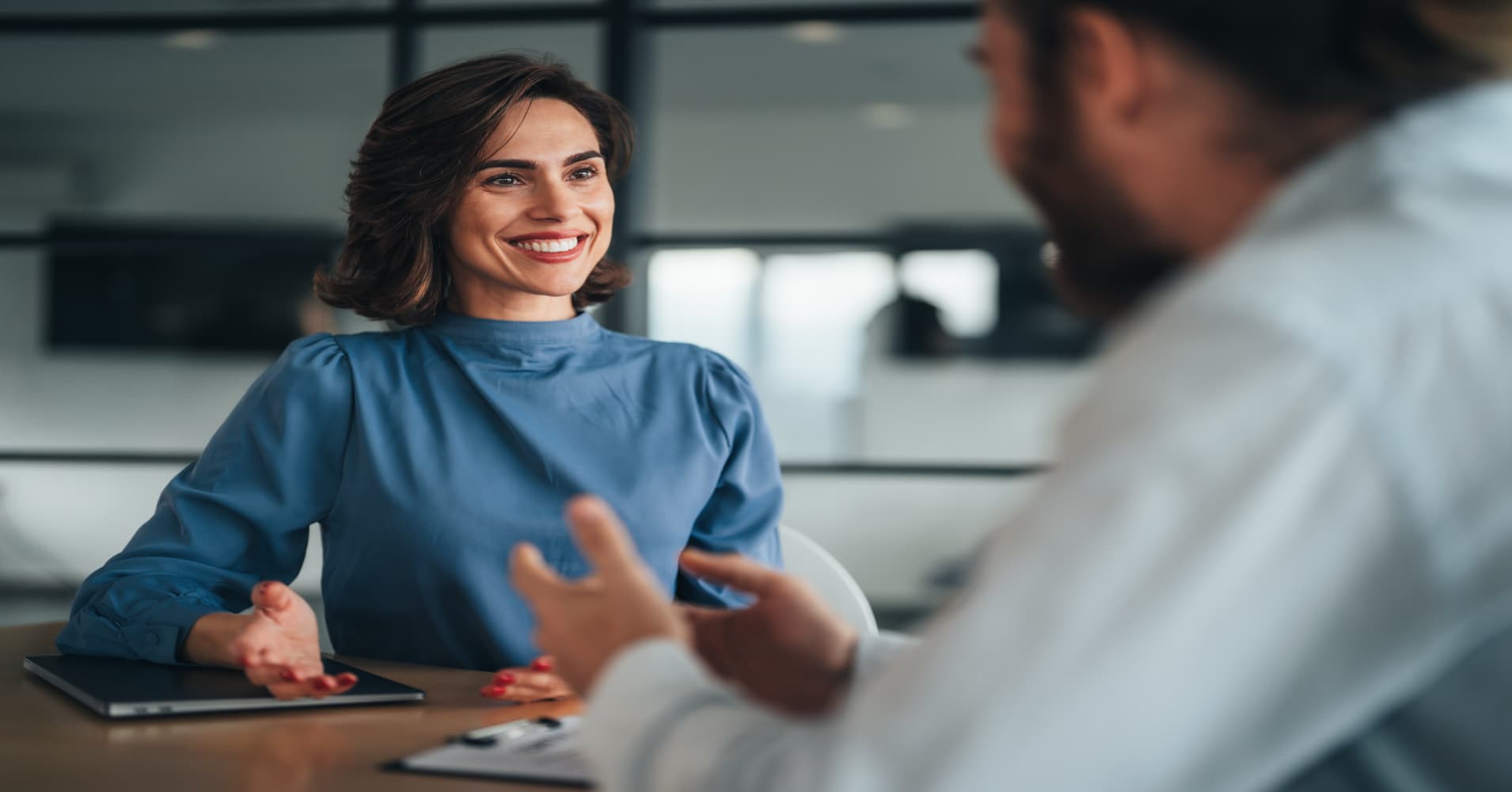 The body language mistake that makes you look 'closed off'—how to do it ...