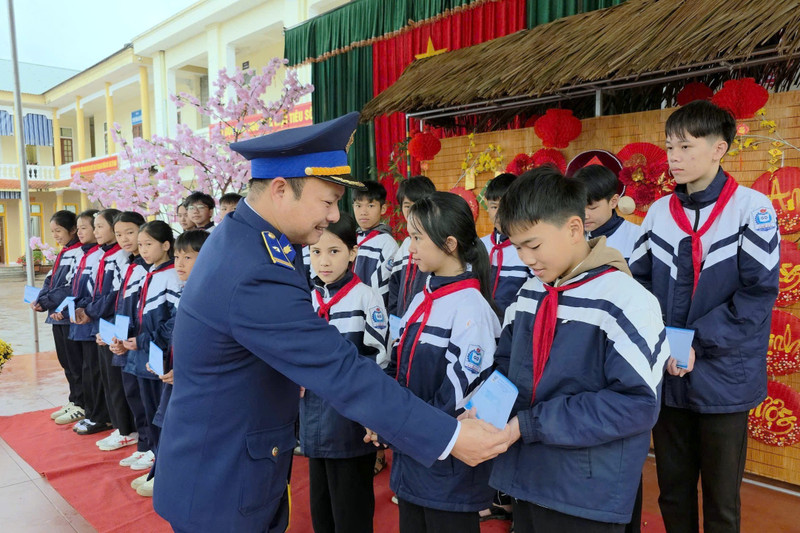 Thanh niên Cảnh sát biển gây quỹ tặng quà Tết học sinh khó khăn