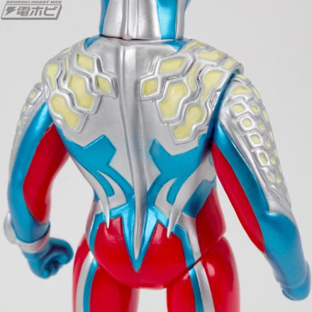 ブルマァクの伝統を受け継ぐソフビモデルの「ウルトラマンゼロ」と