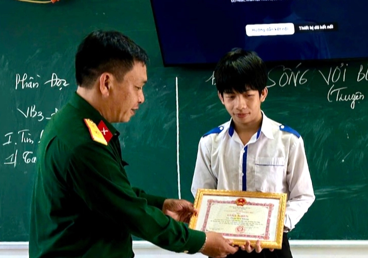 Khen thưởng nam sinh kịp thời cứu phi công nhảy dù sau vụ rơi máy bay Yak-130