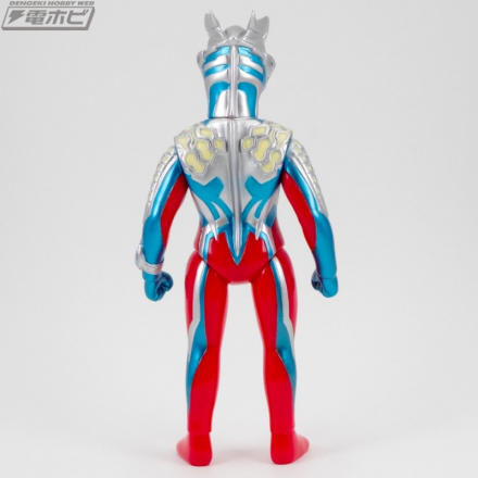 ブルマァクの伝統を受け継ぐソフビモデルの「ウルトラマンゼロ」と