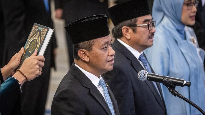 Menteri ESDM Bahlil Lahadalia saat memberikan keterangan pers.