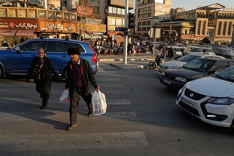 Varias personas caminan por la plaza de Tajrish, en el norte de Teherán, 27 de enero de 2026. AP Photo