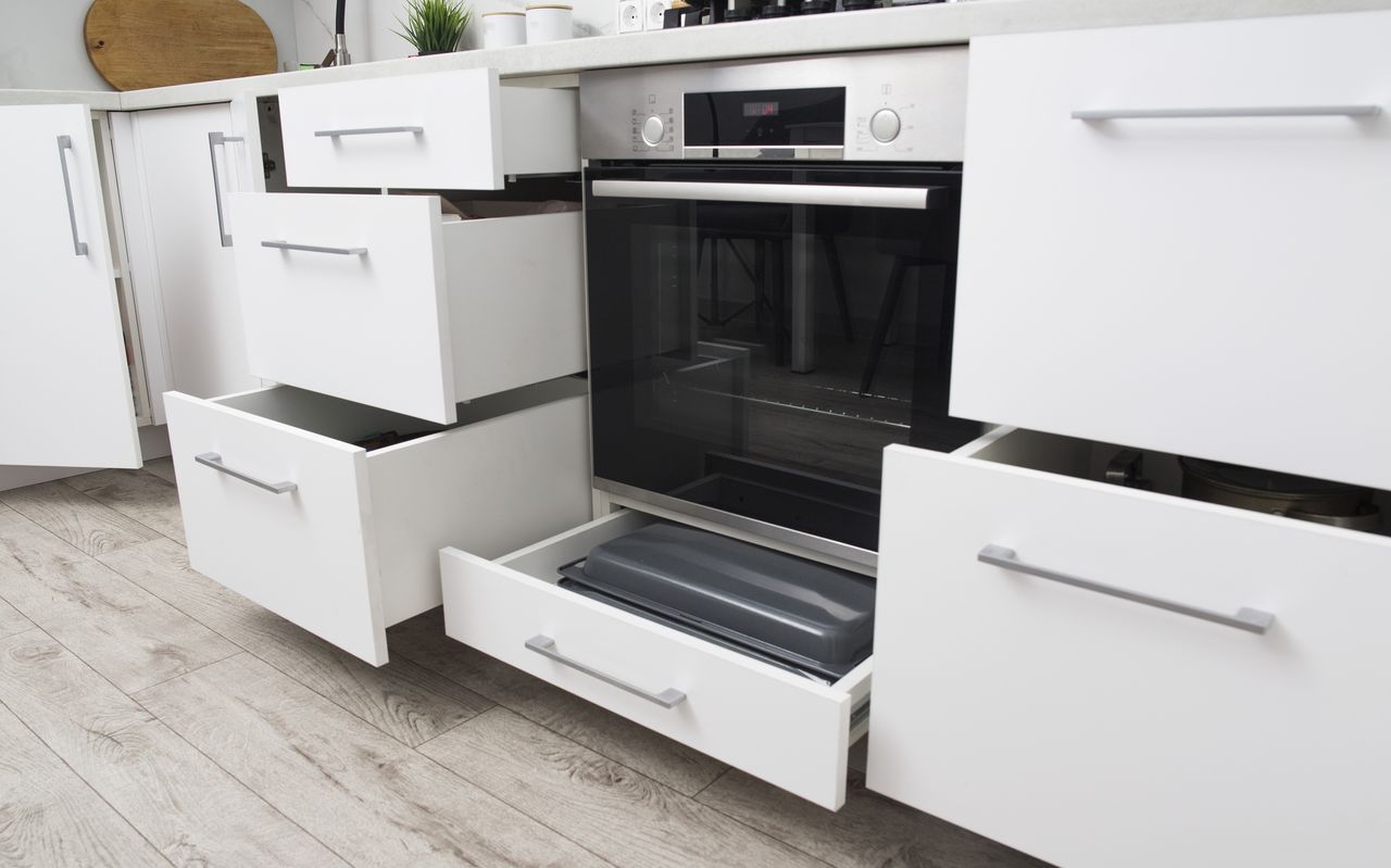 Organization of storage of utensils in the kitchen. Modern headset and planning for the manufacture of a section and drawers in the kitchen. Convenience of the location of dishes. Kitchen system
