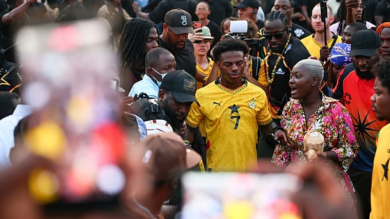 Le YouTuber et streamer américain Darren Jason Watkins Jr., connu sous le nom d'IShowSpeed, rencontre ses fans à Independence Square, à Accra, au Ghana, le 26 janvier 2026