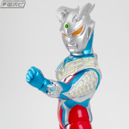 ブルマァクの伝統を受け継ぐソフビモデルの「ウルトラマンゼロ」と
