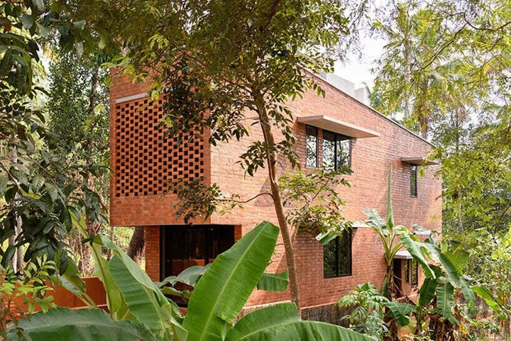 Nhà gạch mộc cần xử lý chống thấm kỹ ngay từ đầu. (Ảnh: Narrow Brick House)