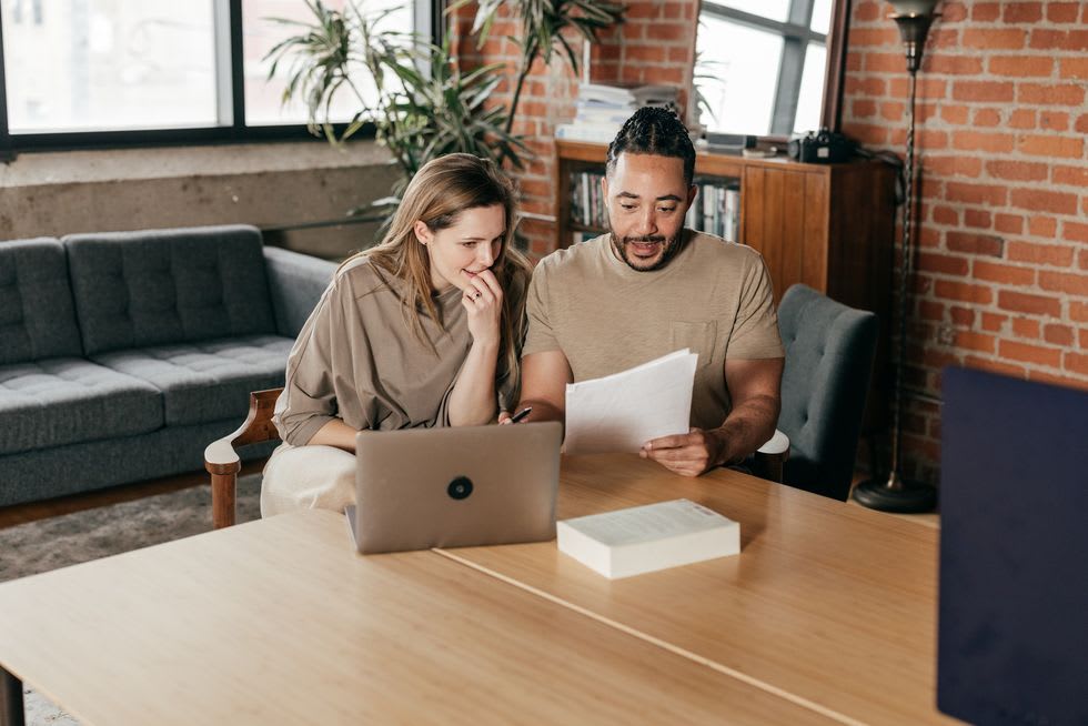 Couple at laptop | Source: GETTY
