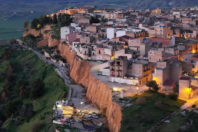Huge landslide leaves Sicilian homes teetering on cliff edge as 1,500 ...
