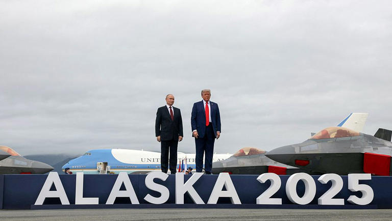 Picture of Putin and Trump hangs in renovated room of White House