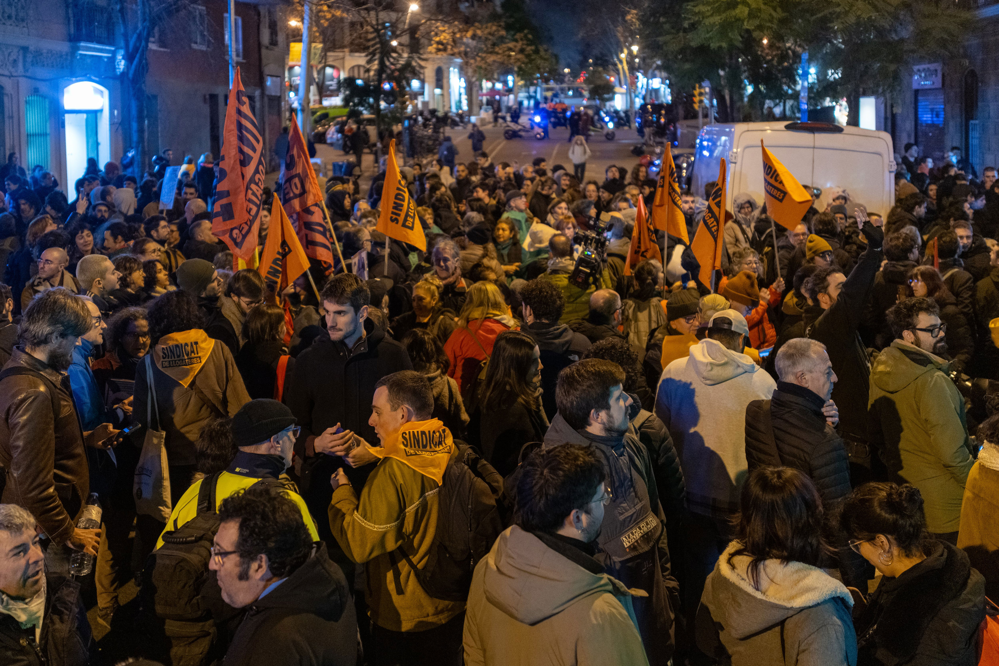 Los sindicatos y colectivos por la vivienda se concentran ante la sede ...