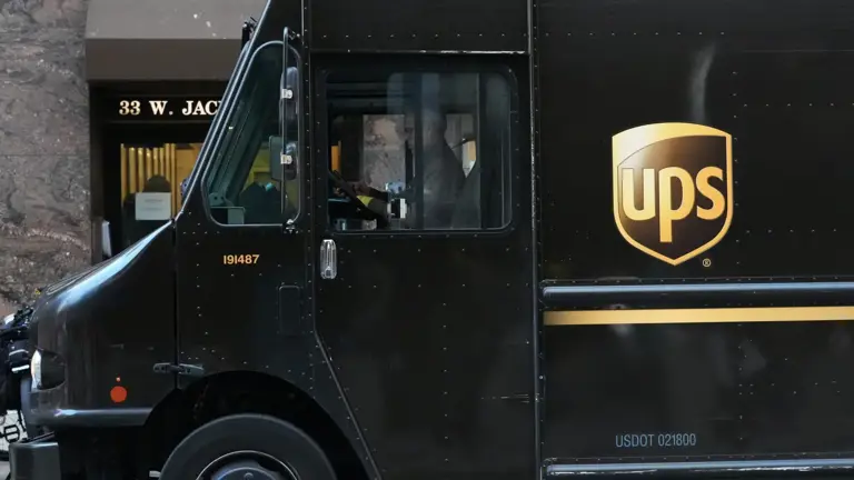 UPS eliminará 30.000 empleos este año por la reducción de los envíos de ...