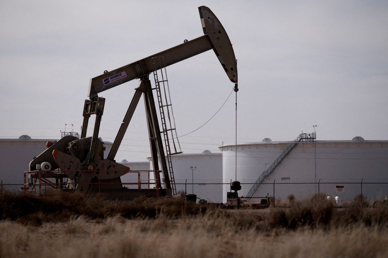 US crude oil stockpiles post weekly decline as imports fall
