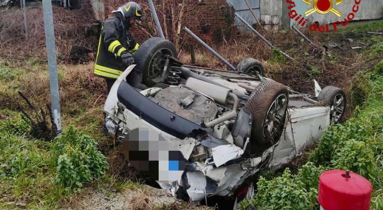 Auto esce di strada e finisce a ruote all'aria: miracolato il ...