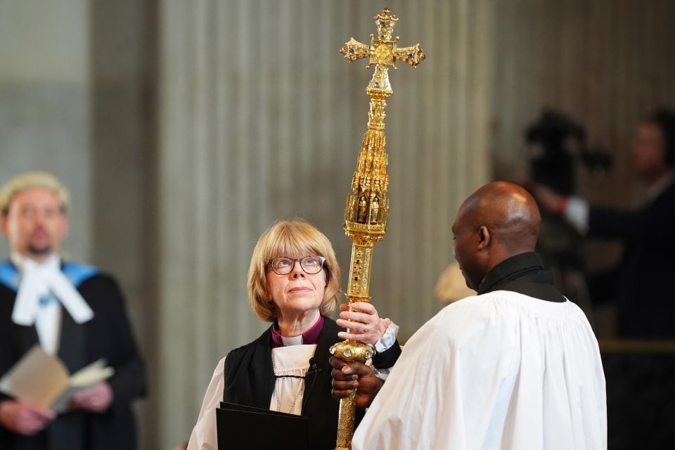 Η τελετή επιβεβαίωσης της εκλογής που επιβεβαιώνει νομικά την Dame Sarah Mullally ως νέα Αρχιεπίσκοπο του Καντέρμπουρυ, στον καθεδρικό ναό του Αγίου Παύλου, στο κέντρο του Λονδίνου, την Τετάρτη 28 Ιανουαρίου 2026. (James Manning/Pool via AP)