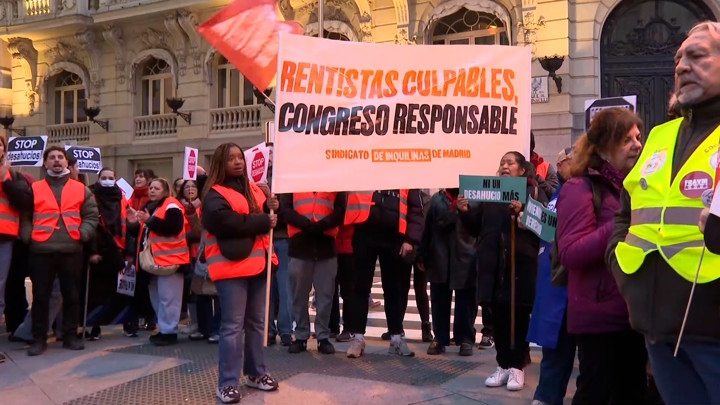 Madrileños protestan por el fin de la moratoria antidesahucios a las ...