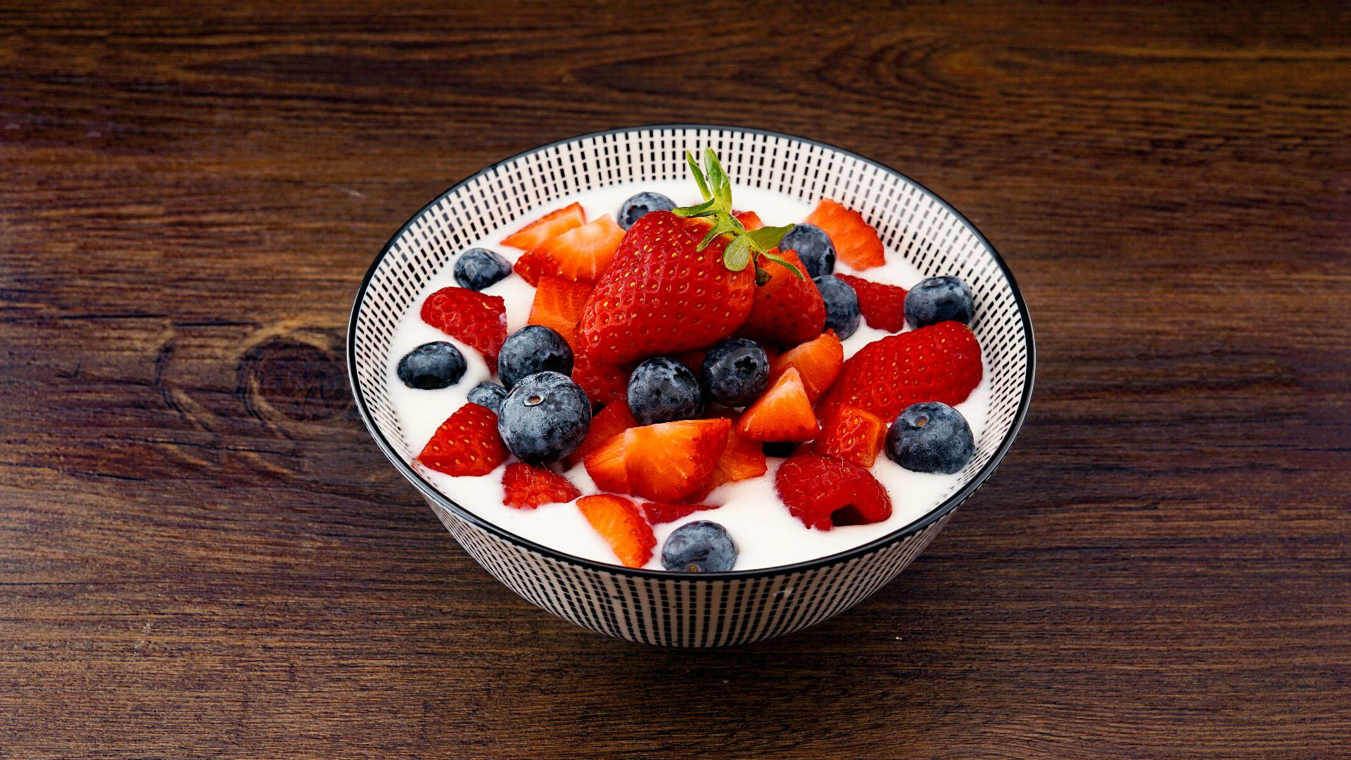 10 snacks that help you sleep better & 10 that keep you awake