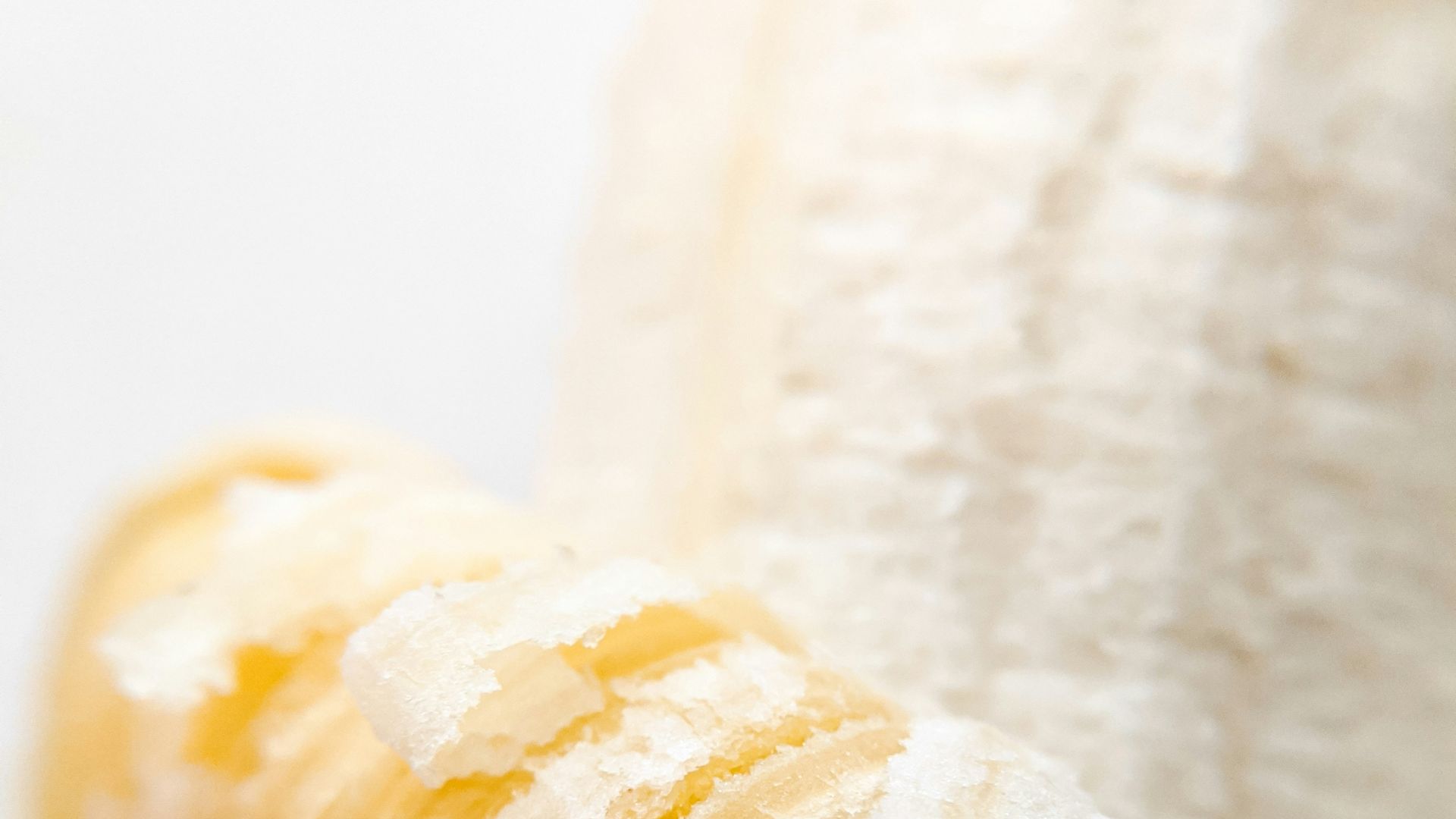 10 snacks that help you sleep better & 10 that keep you awake