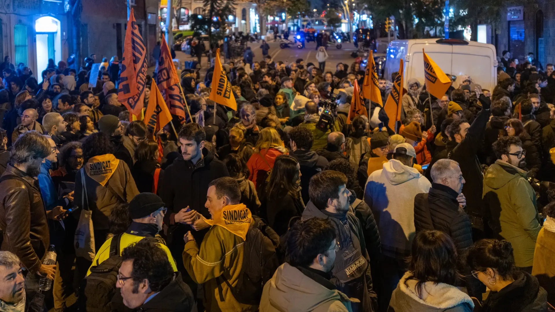 Cientos de personas protestan ante la sede de Junts para exigir la ...