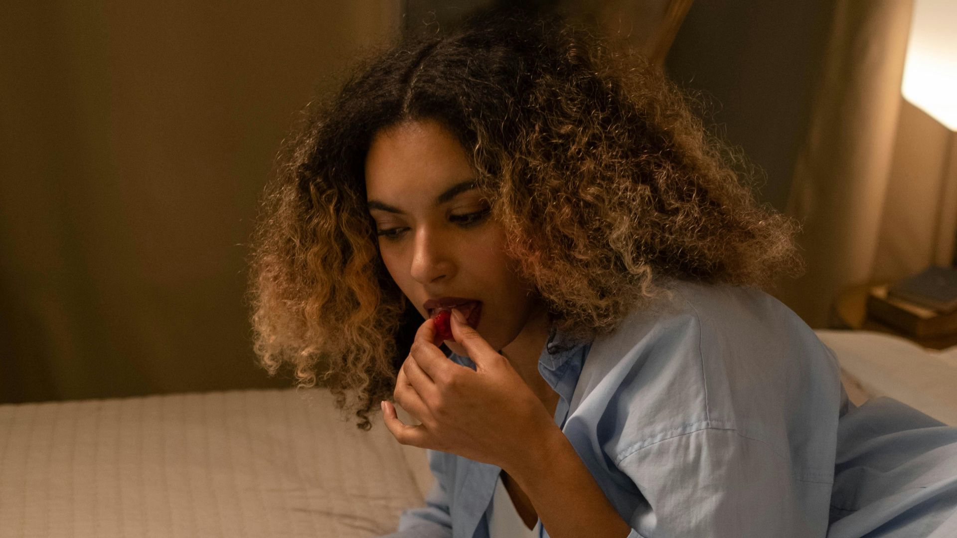 10 snacks that help you sleep better & 10 that keep you awake