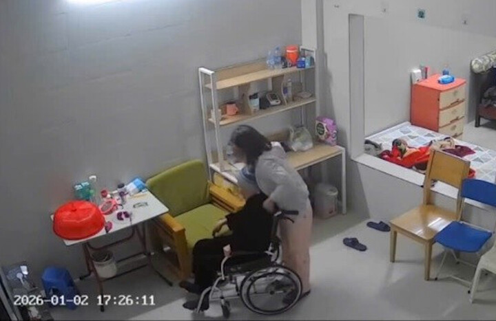 Tạm giữ nữ giúp việc bạo hành cụ bà 90 tuổi, ngồi xe lăn ở Hà Nội