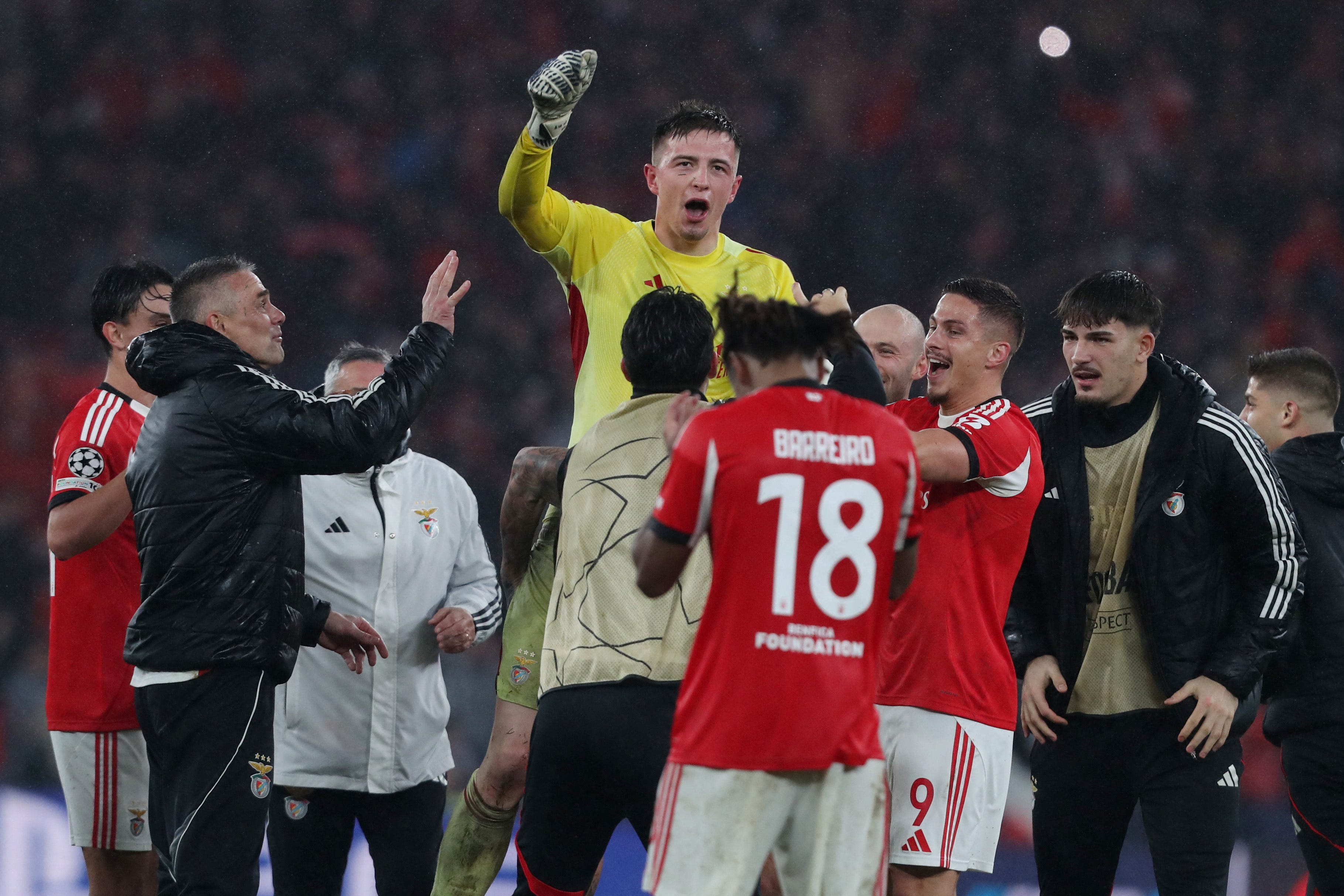 Watch goalkeeper score stunning last-gasp winner to advance in ...